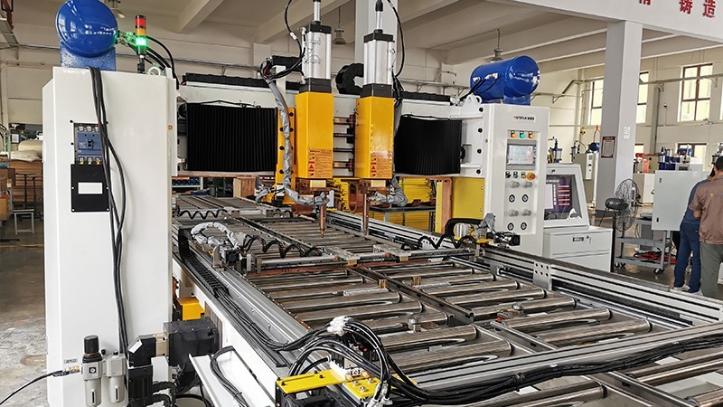 鸿运国际丨西子電梯門板加強筋焊接專機案例
